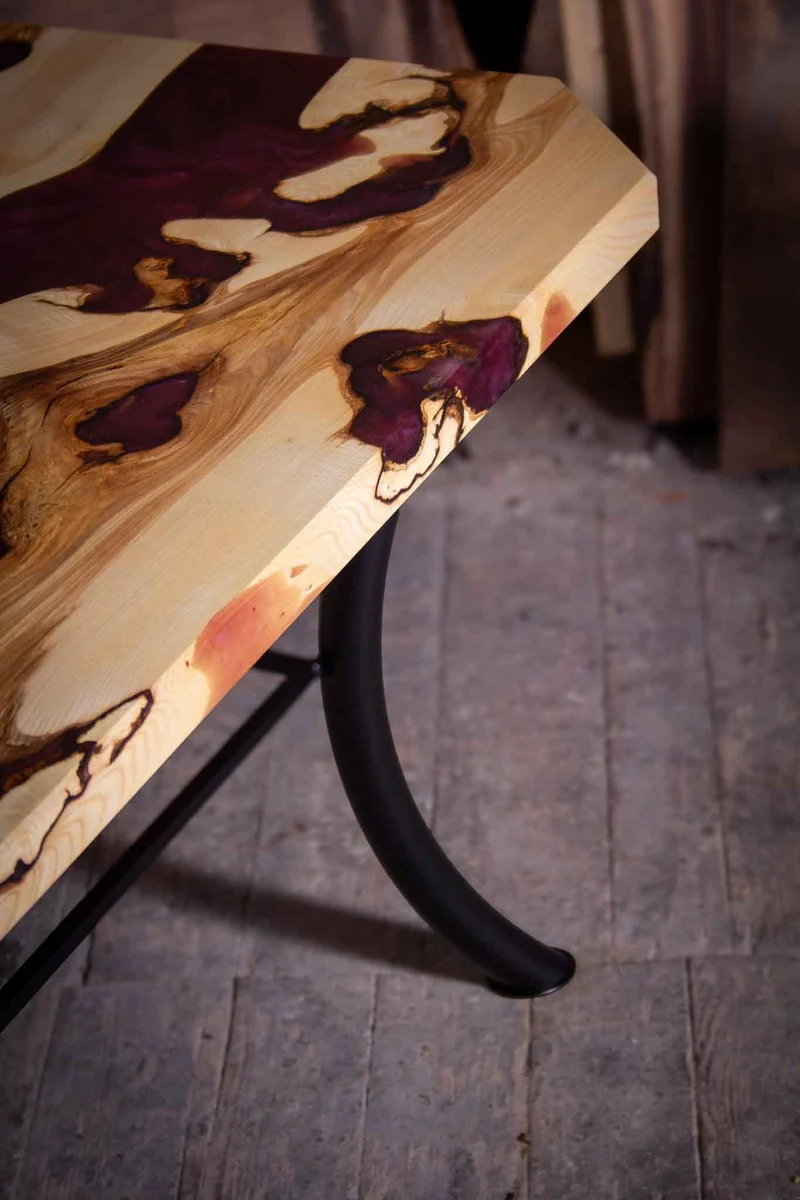 Violet - Couchtisch aus wilder Esche und violetten Epoxidharz