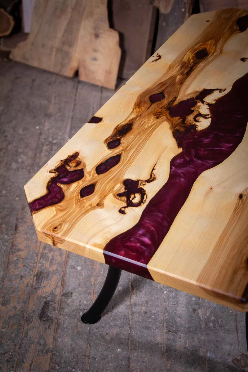 Violet - Couchtisch aus wilder Esche und violetten Epoxidharz