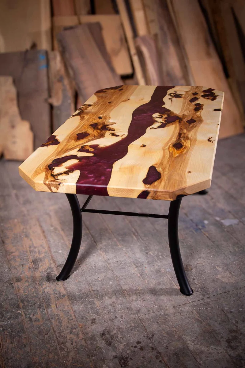 Violet - Couchtisch aus wilder Esche und violetten Epoxidharz
