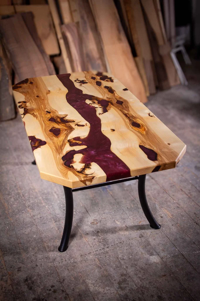 Violet - Couchtisch aus wilder Esche und violetten Epoxidharz