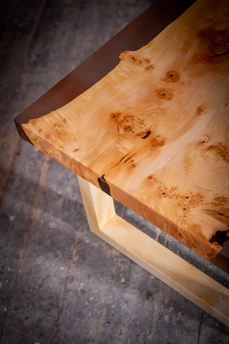 Mila - Epoxidharz Couchtisch aus Ahorn mit kupferfarbenem Harz