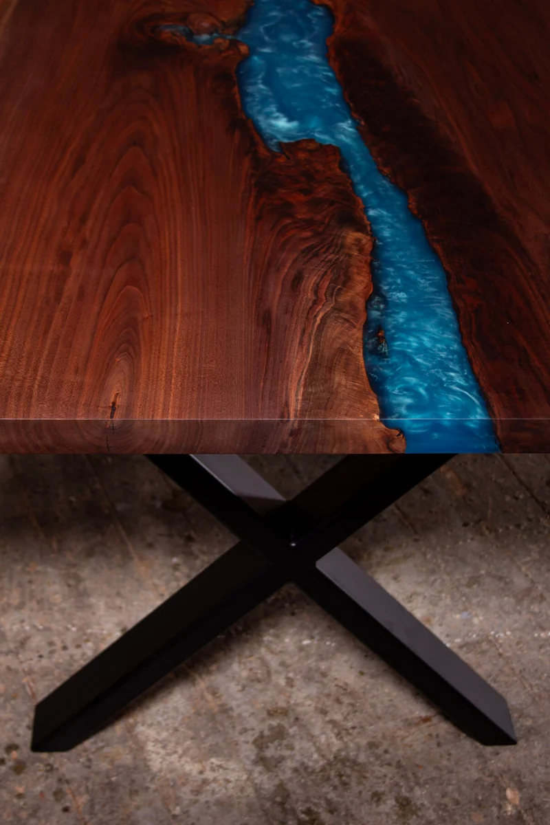 Xaver - Esstisch aus Nussbaum mit Baumkante und blauem River