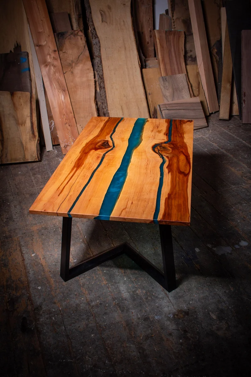 Tommi - Epoxidharz Couchtisch aus Apfelholz und blauem Harz