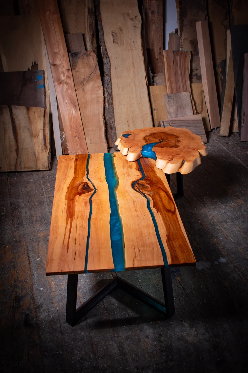 Tommi - Epoxidharz Couchtisch aus Apfelholz und blauem Harz