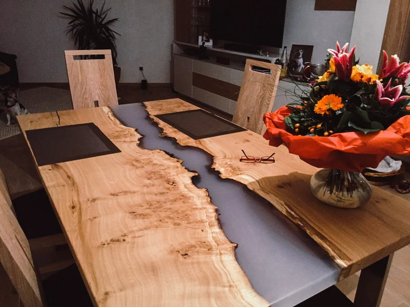 Lilli - Epoxidharz Esstisch aus wilder Eiche mit milchigem Harz