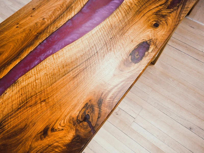 Florence - Epoxidharz Schreibtisch aus Nussbaum mit violettem Harz