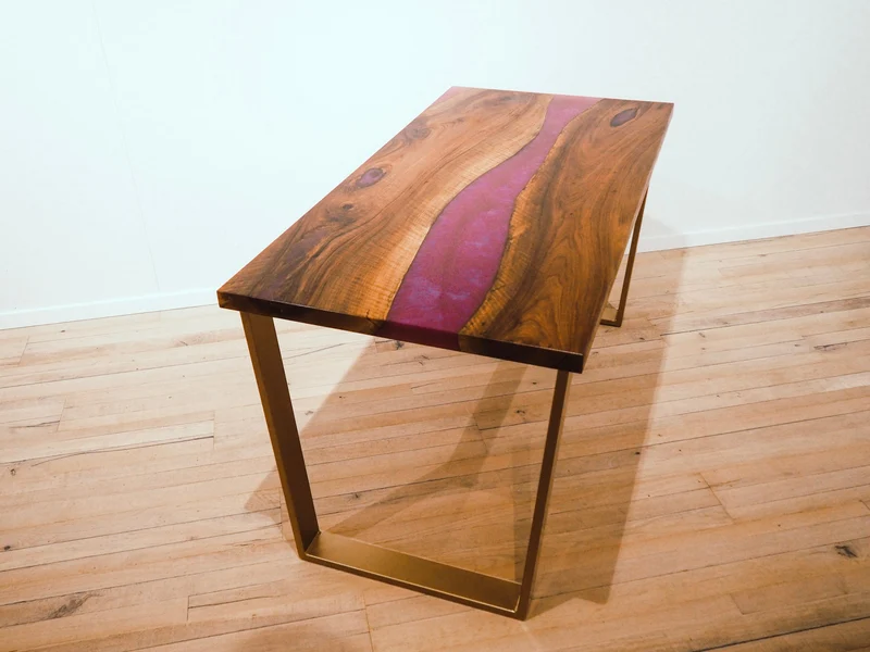Florence - Epoxidharz Schreibtisch aus Nussbaum mit violettem Harz