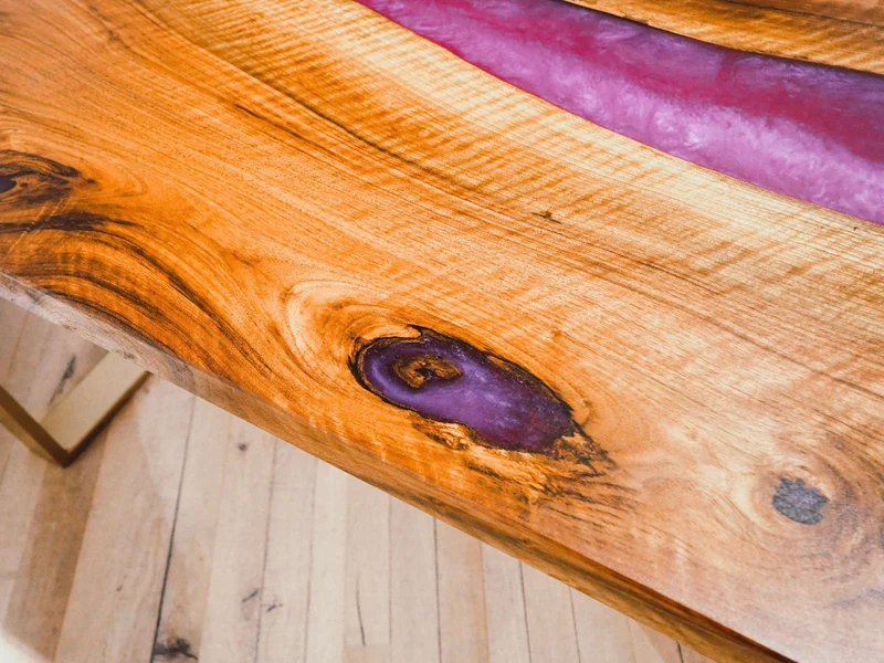 Florence - Epoxidharz Schreibtisch aus Nussbaum mit violettem Harz