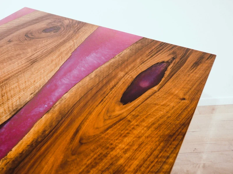 Florence - Epoxidharz Schreibtisch aus Nussbaum mit violettem Harz