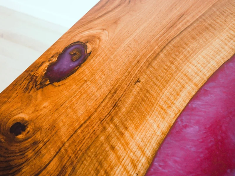 Florence - Epoxidharz Schreibtisch aus Nussbaum mit violettem Harz