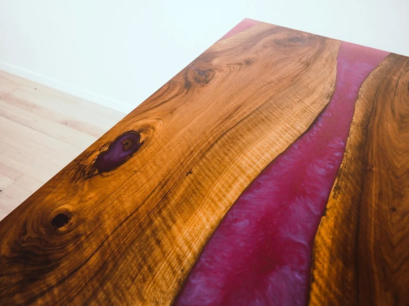 Florence - Epoxidharz Schreibtisch aus Nussbaum mit violettem Harz