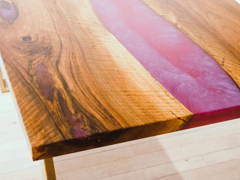 Florence - Epoxidharz Schreibtisch aus Nussbaum mit violettem Harz