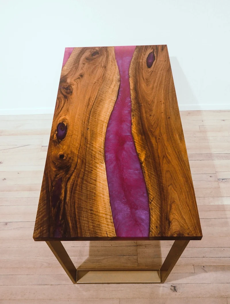 Florence - Epoxidharz Schreibtisch aus Nussbaum mit violettem Harz