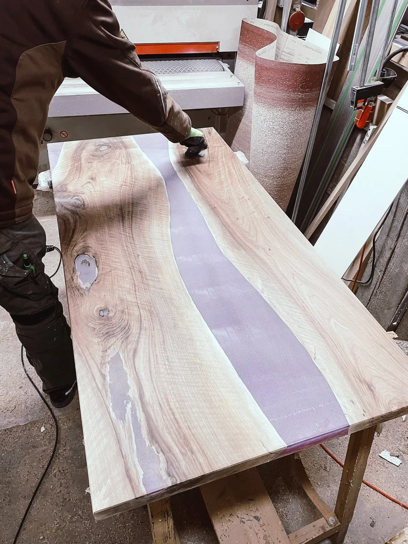 Florence - Epoxidharz Schreibtisch aus Nussbaum mit violettem Harz