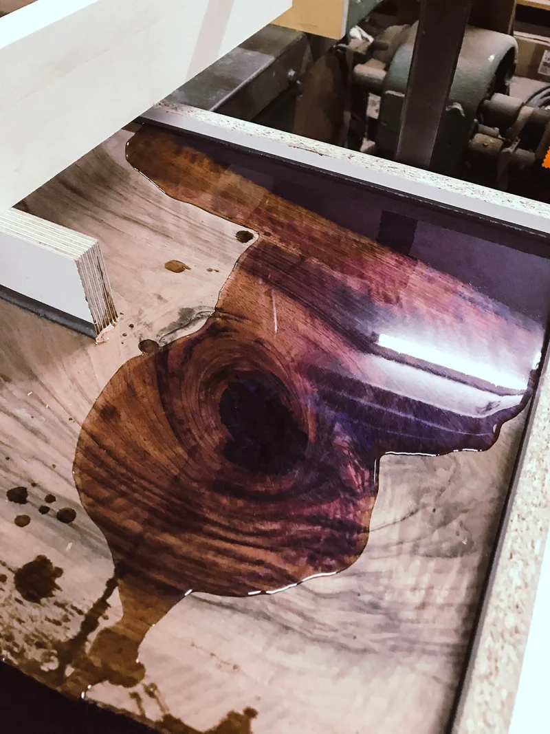 Florence - Epoxidharz Schreibtisch aus Nussbaum mit violettem Harz