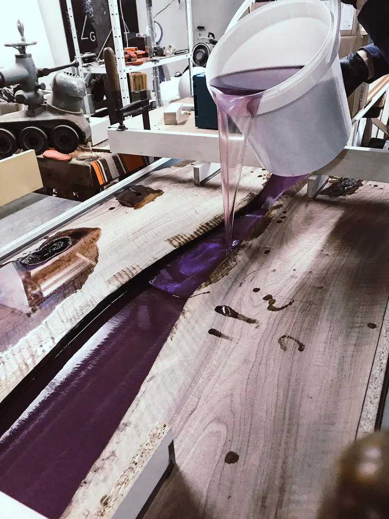 Florence - Epoxidharz Schreibtisch aus Nussbaum mit violettem Harz