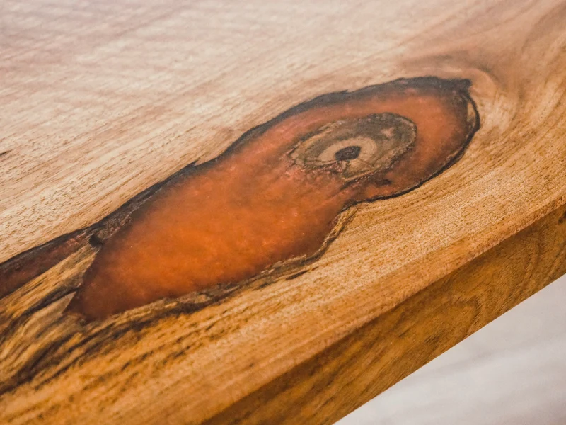 Julius - Epoxidharz Schreibtisch aus Nussbaum mit rotem Harz