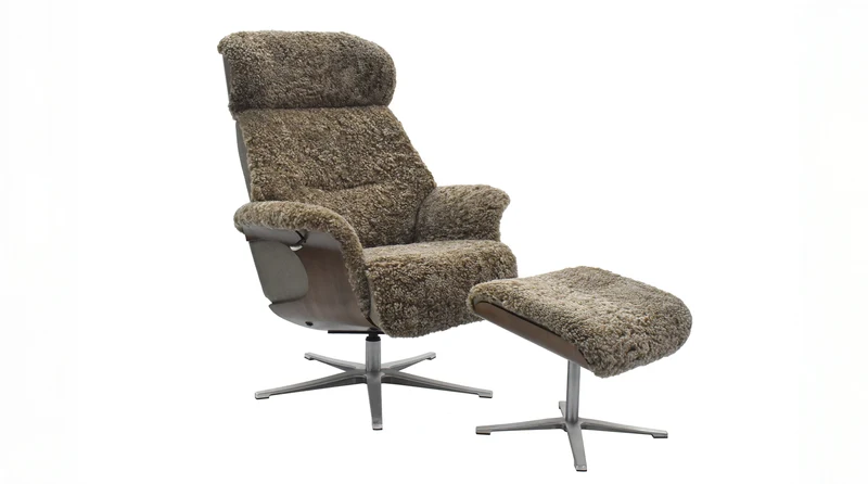 KAWOLA Sessel TOSAR Relaxsessel drehbar Schaffell grau mit Hocker