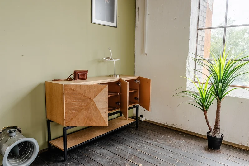 KAWOLA Sideboard ANJO 3 Türen 1 Ablage Eiche furniert braun Metall schwarz pulverbeschichtet