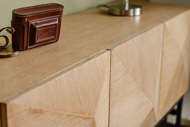 KAWOLA Sideboard ANJO 3 Türen 1 Ablage Eiche furniert braun Metall schwarz pulverbeschichtet