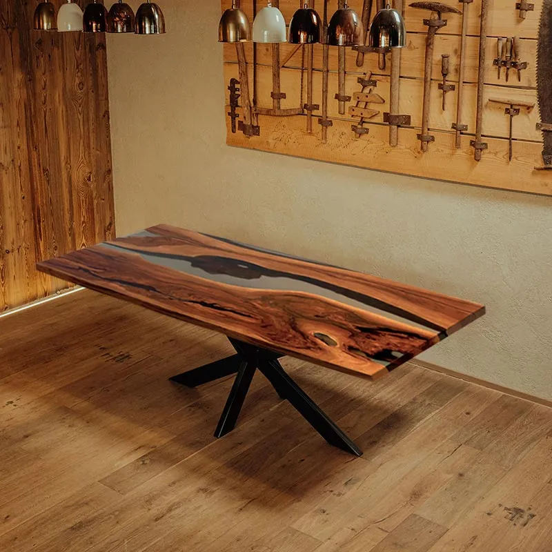 Epoxidharz Tisch aus Nussbaum | Modell Hohenstein