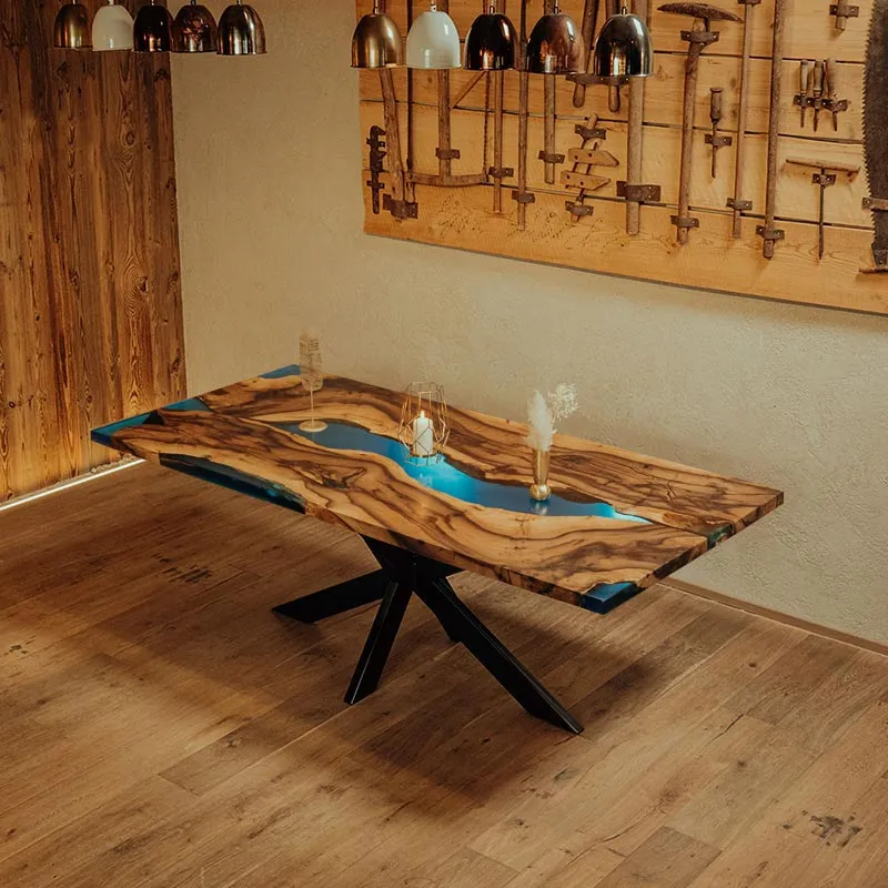 Epoxidharz Tisch aus Nussbaum | Modell Triberg