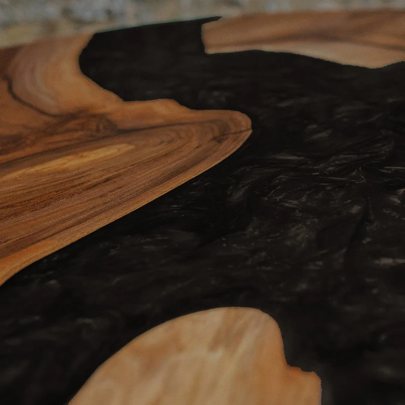 Epoxidharz Couchtisch aus Nussbaum rund in schwarz I Modell Feldsee