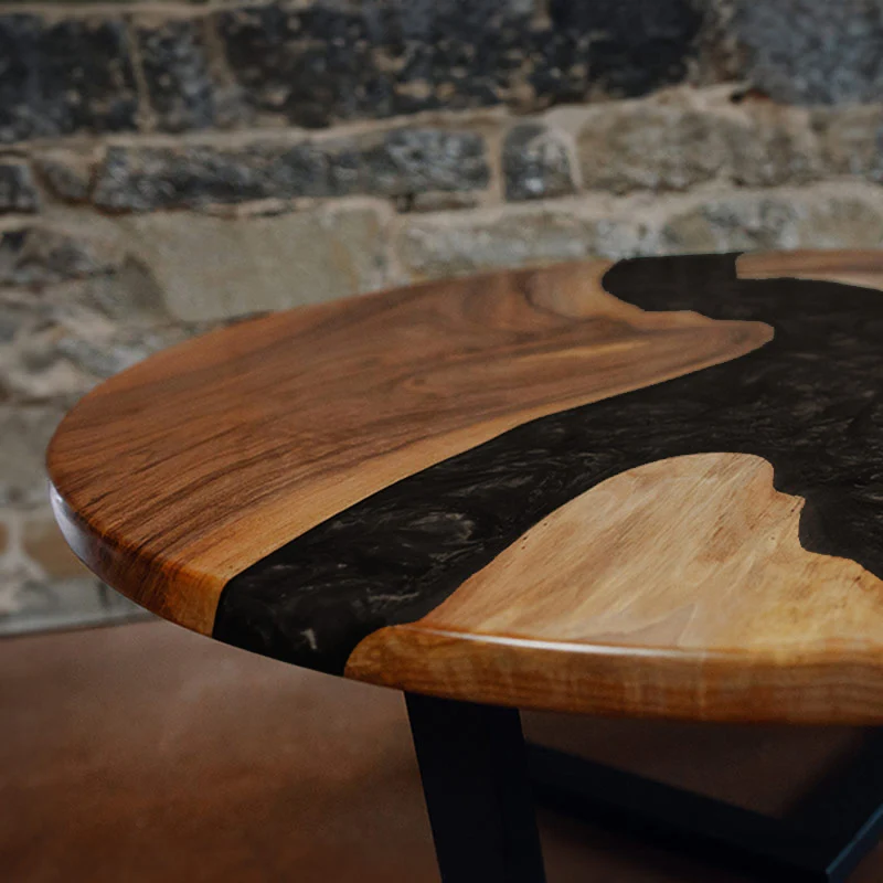 Epoxidharz Couchtisch aus Nussbaum rund in schwarz I Modell Feldsee