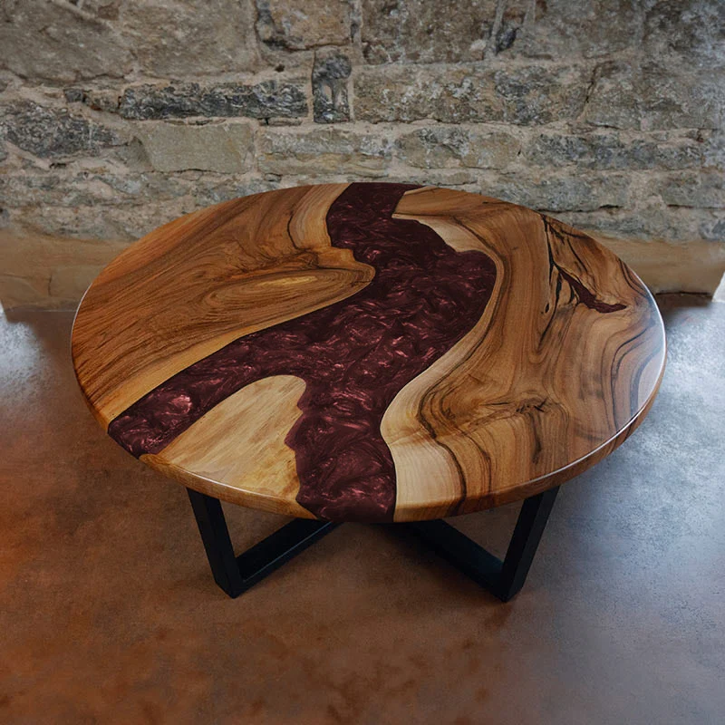 Epoxidharz Couchtisch aus Nussbaum rund in weinrot I Modell Feldsee