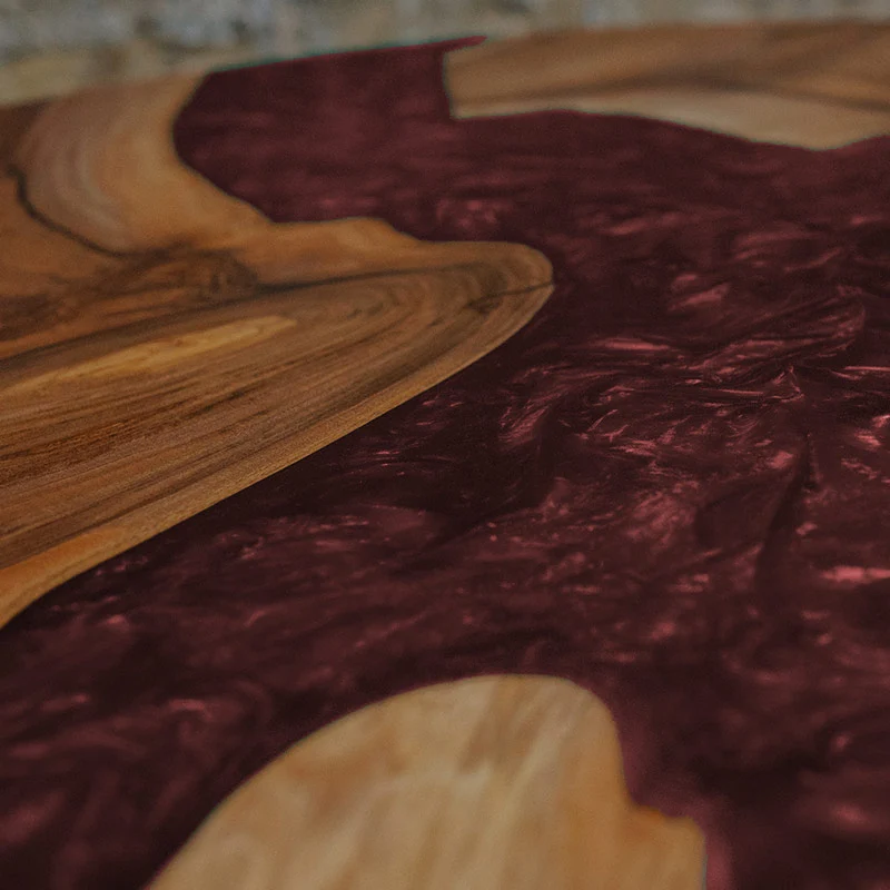 Epoxidharz Couchtisch aus Nussbaum rund in weinrot I Modell Feldsee