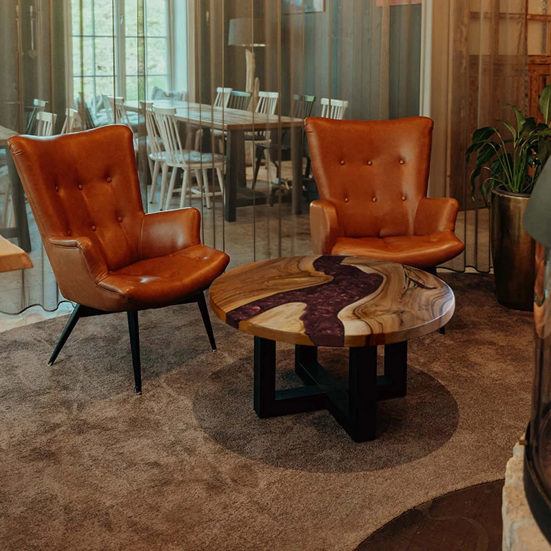 Epoxidharz Couchtisch aus Nussbaum rund in weinrot I Modell Feldsee