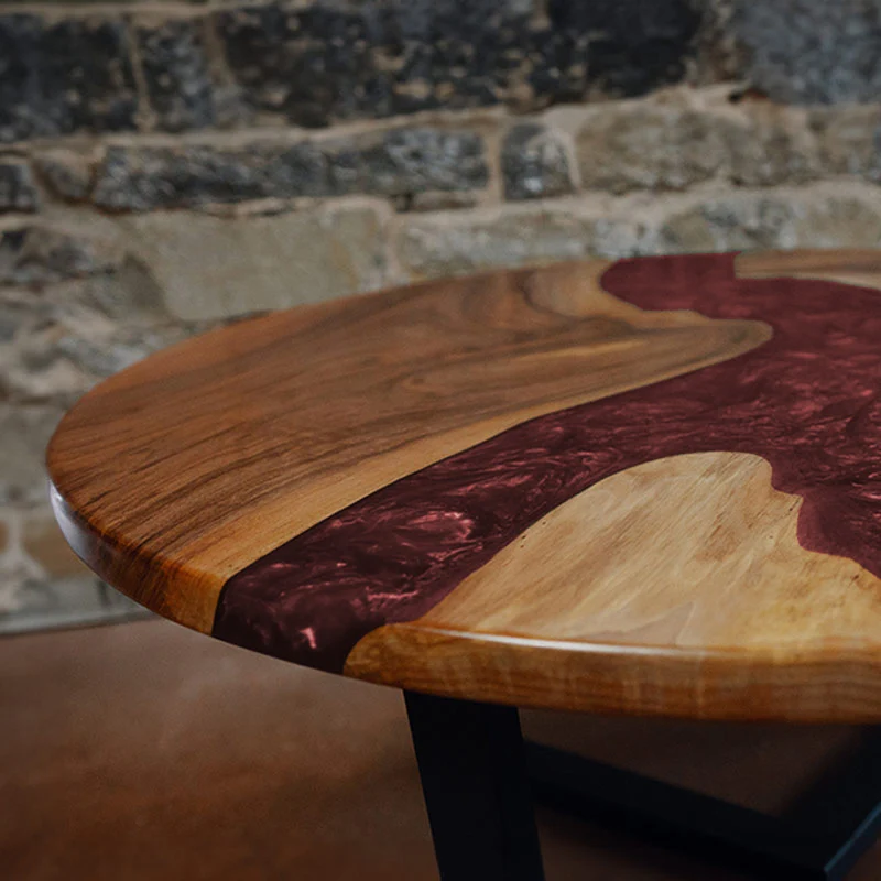 Epoxidharz Couchtisch aus Nussbaum rund in weinrot I Modell Feldsee