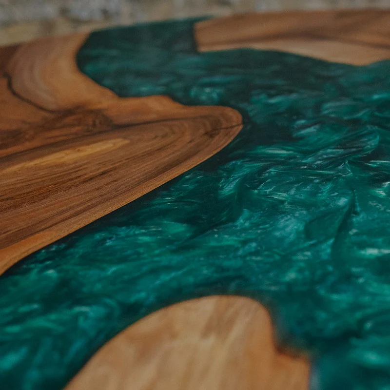Epoxidharz-Couchtisch aus Nussbaum rund in smaragd-grün I Modell Feldsee