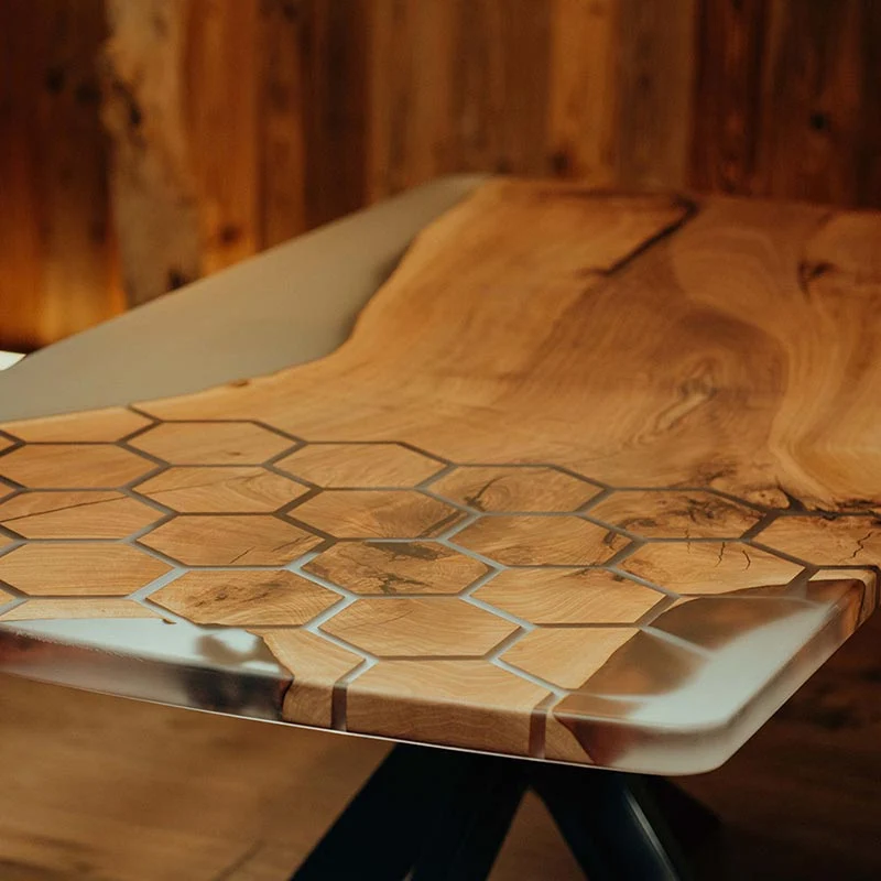 Epoxidharz Tisch aus Nussbaum | Modell Bienenstock
