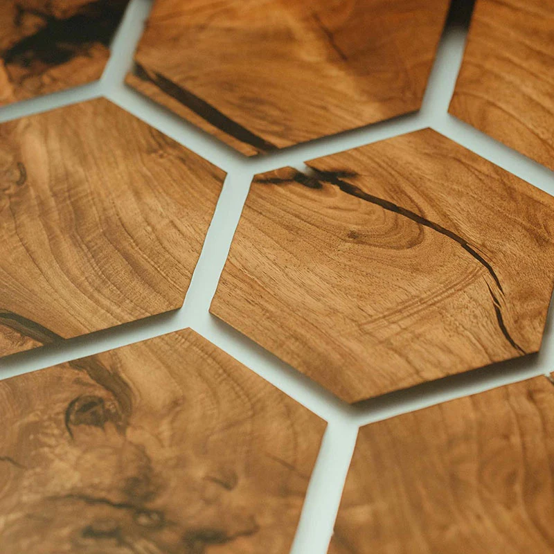Epoxidharz Tisch aus Nussbaum | Modell Bienenstock