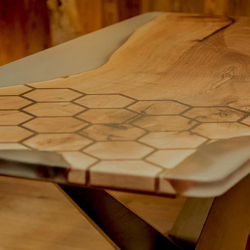 Epoxidharz Tisch aus Nussbaum | Modell Bienenstock