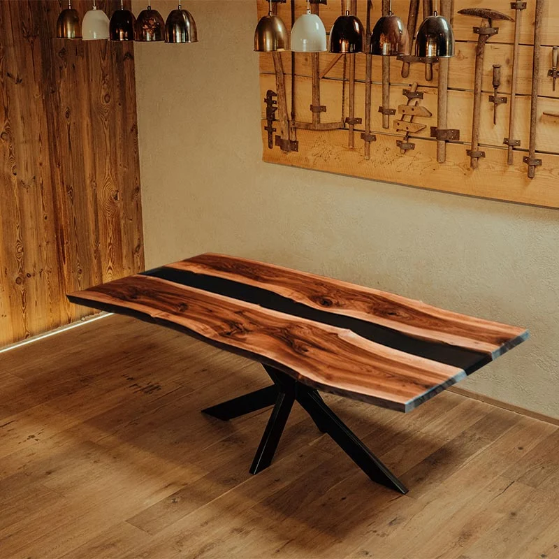 Epoxidharz Tisch aus Nussbaum | Modell Schwarzwälder Kirsch