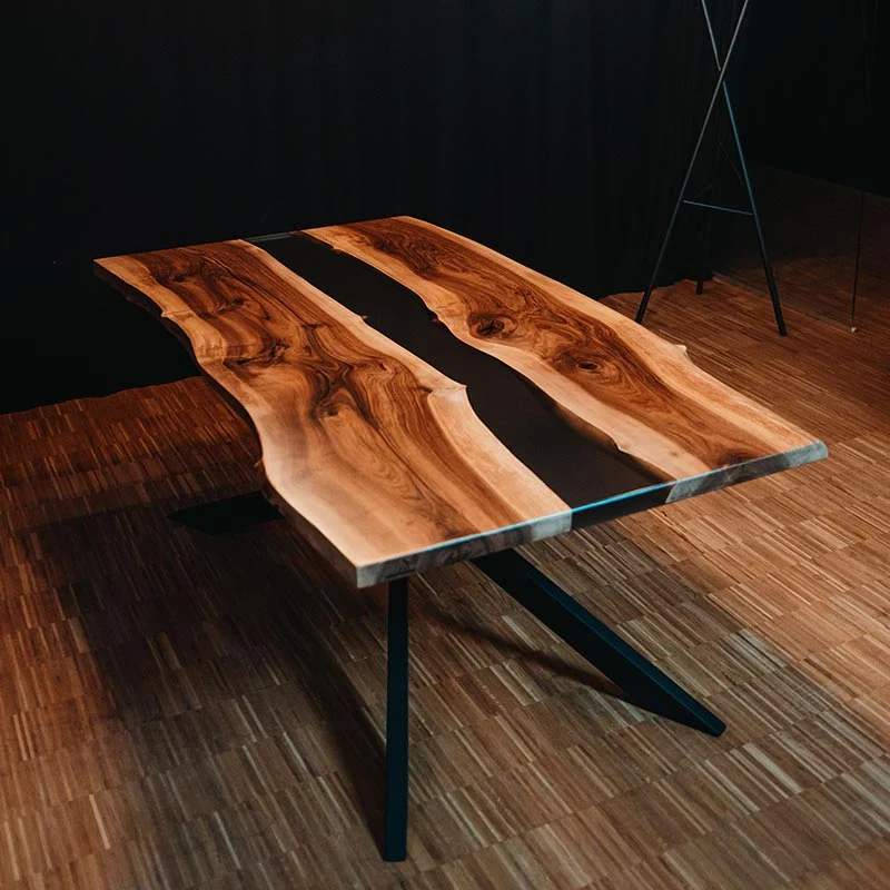 Epoxidharz Tisch aus Nussbaum | Modell Schwarzwälder Kirsch