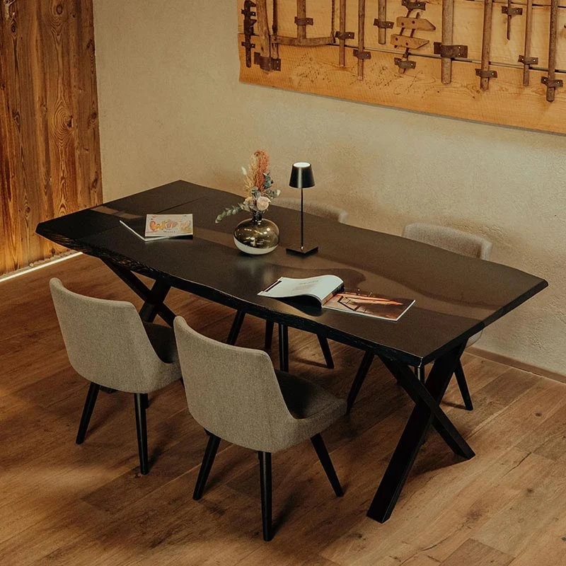 Epoxidharz Tisch aus schwarzer Eiche | Modell Blackforest