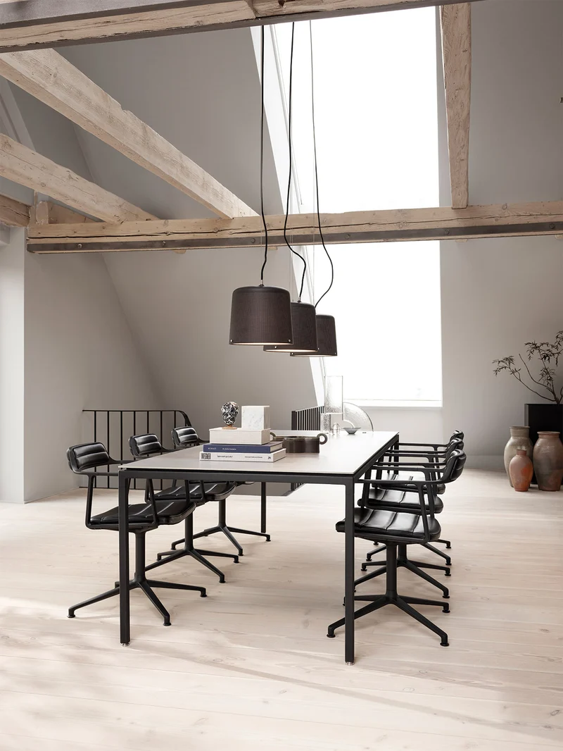Tisch, medium