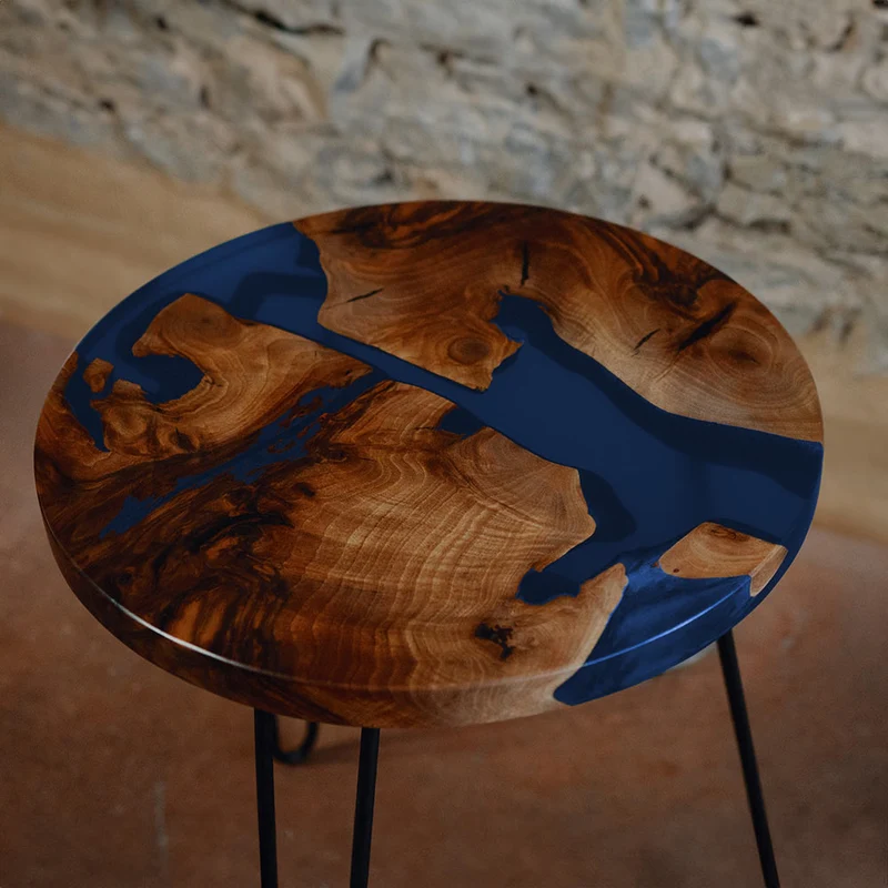Beistelltisch rund aus Nussbaum | Epoxidharz Blau | Modell Schluchsee