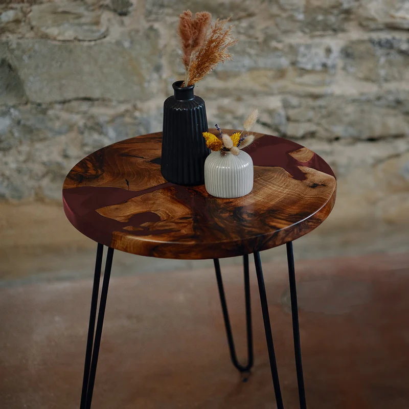 Beistelltisch rund aus Nussbaum | Epoxidharz Weinrot | Modell Schluchsee