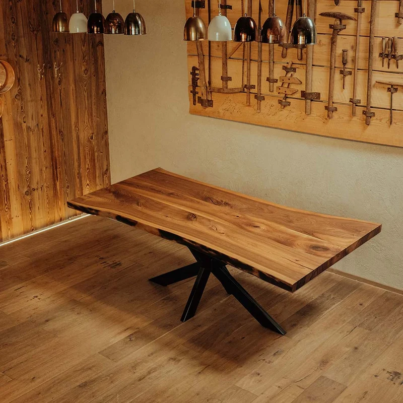 Massivholztisch Nussbaum Baumkante mit Kreuzgestell | Modell "Noyer"