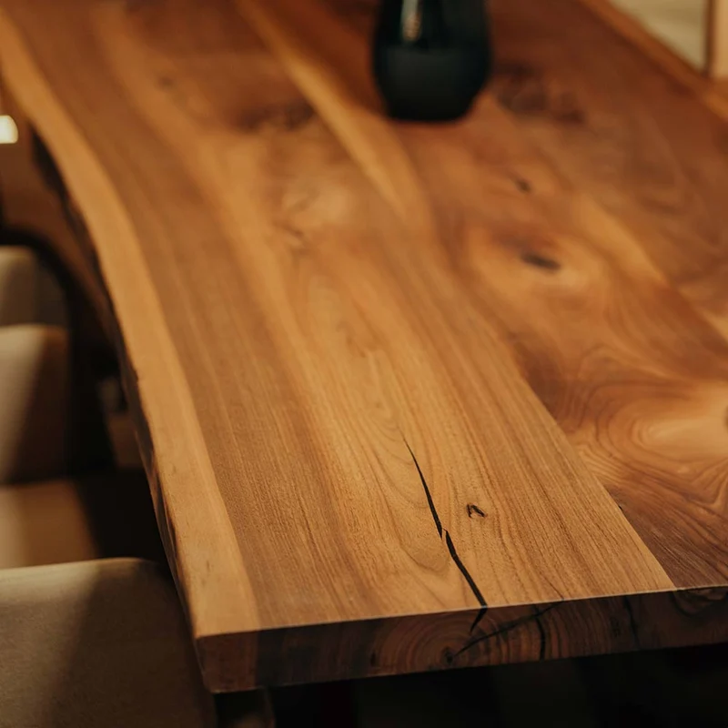 Massivholztisch Nussbaum Baumkante mit Kreuzgestell | Modell "Noyer"