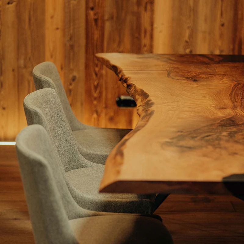 Esstisch Monolith aus Nussbaum Massivholz I Kreuzgestell