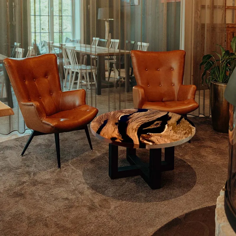 Couchtisch Nussbaum rund mit Epoxidharz schwarz | Modell Wildsee