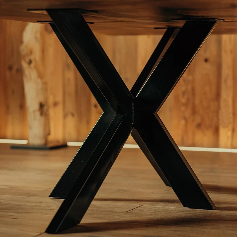Couchtisch Nussbaum rund mit Epoxidharz schwarz | Modell Wildsee