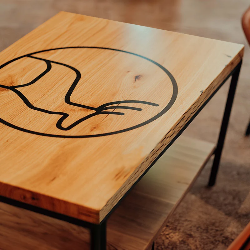 Couchtisch Eiche mit Logo | Dein Logo - Dein Massivholztisch