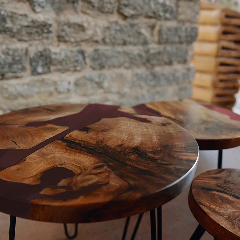 Set - Couchtische rund aus Nussbaum | Epoxidharz weinrot | Modell Schluchsee