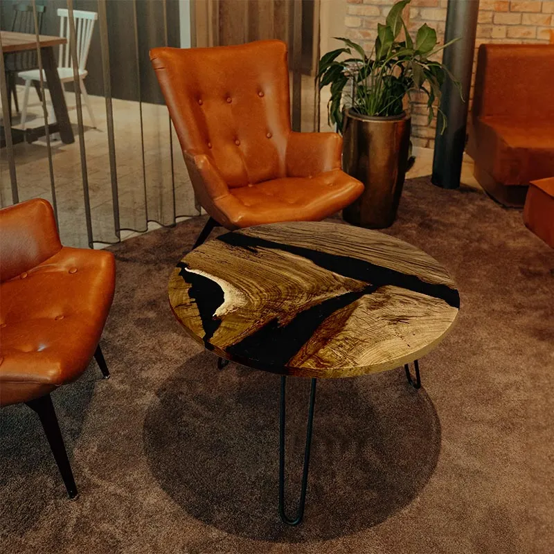 Couchtisch rund aus Nussbaum mit Epoxidharz schwarz | Modell Hegauvulkan
